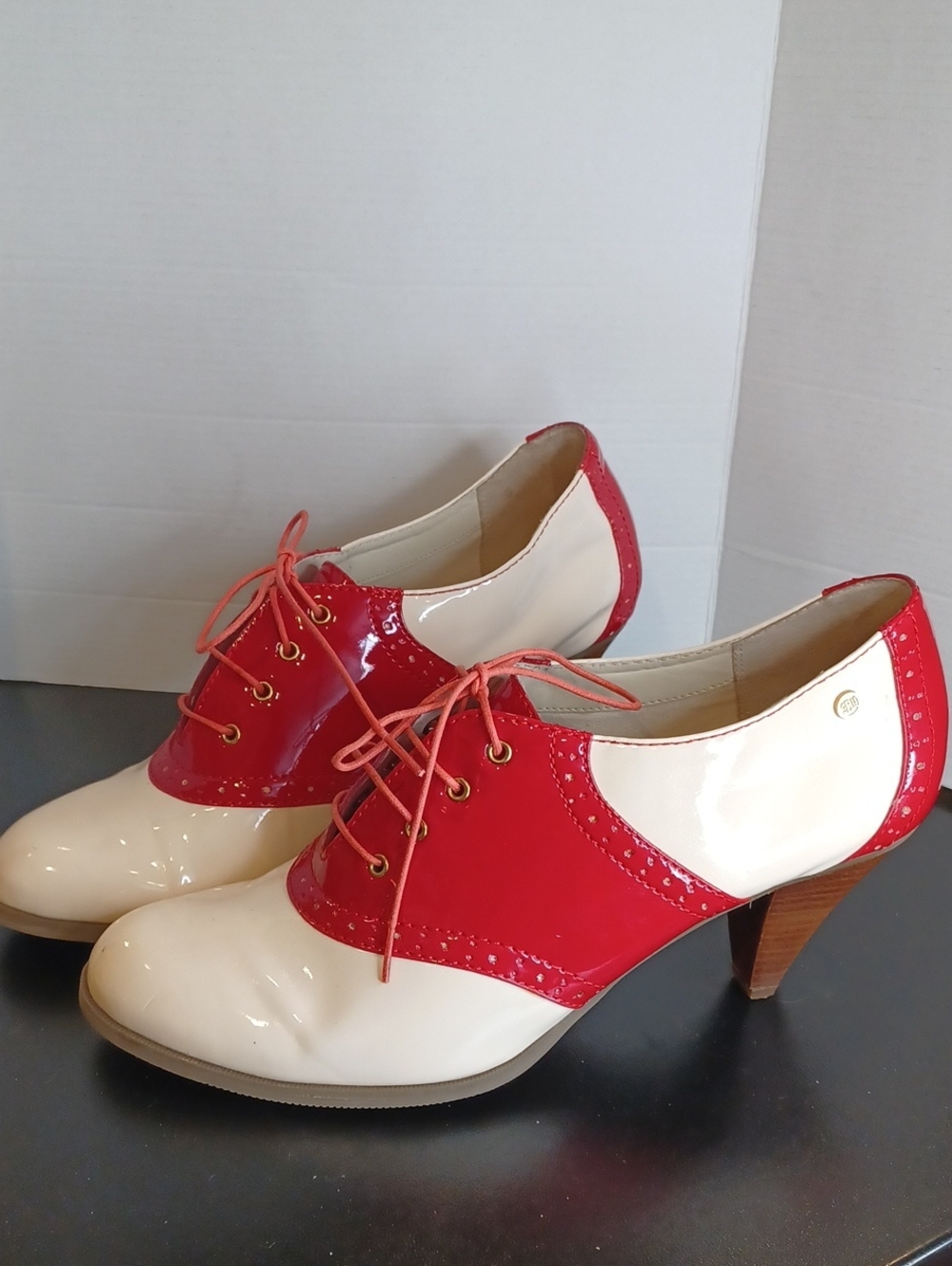 G.H.Bass & Co Women Two-Tone Red and Cream Lace-Up Heeled Oxfords Sz 10M